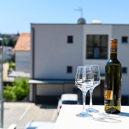 Apartment Laura, Free Parking, Balcony, 4 Ppl Trogir Bagian luar foto