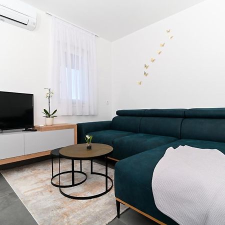 Apartment Laura, Free Parking, Balcony, 4 Ppl Trogir Bagian luar foto