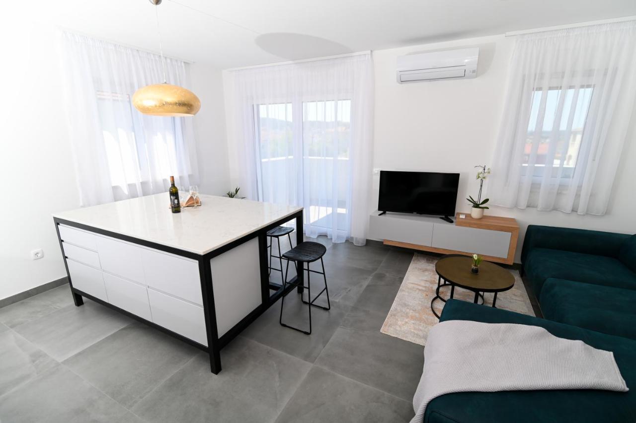 Apartment Laura, Free Parking, Balcony, 4 Ppl Trogir Bagian luar foto