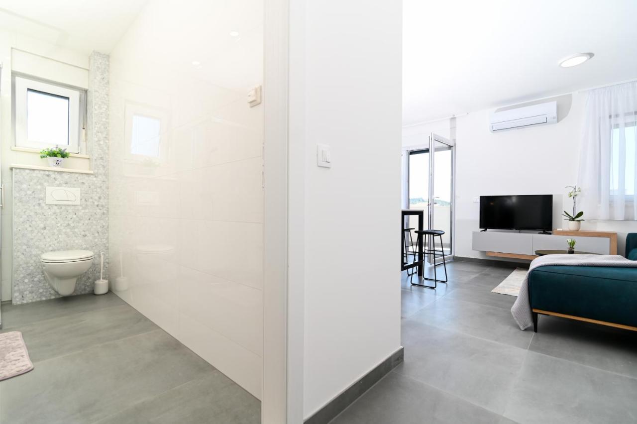 Apartment Laura, Free Parking, Balcony, 4 Ppl Trogir Bagian luar foto