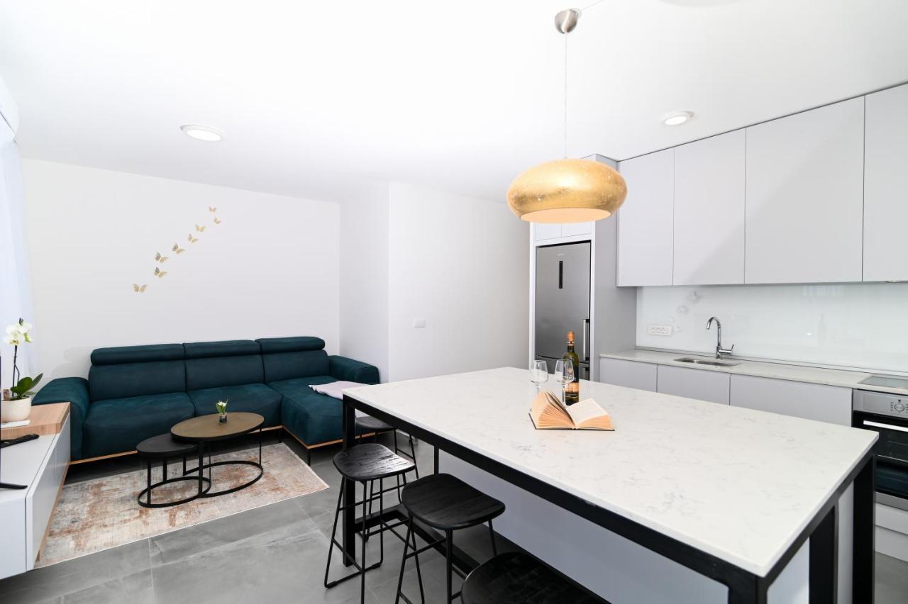 Apartment Laura, Free Parking, Balcony, 4 Ppl Trogir Bagian luar foto