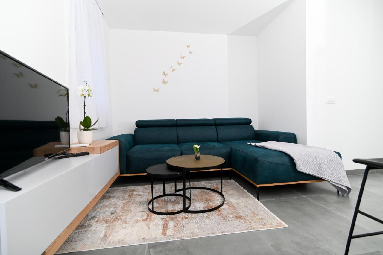 Apartment Laura, Free Parking, Balcony, 4 Ppl Trogir Bagian luar foto