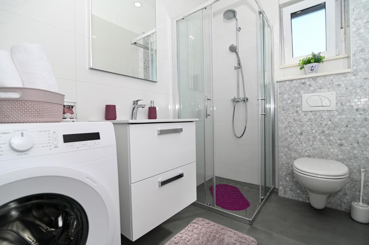 Apartment Laura, Free Parking, Balcony, 4 Ppl Trogir Bagian luar foto