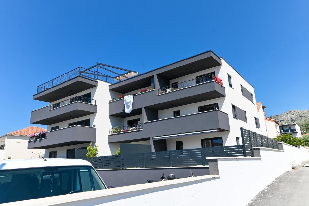Apartment Laura, Free Parking, Balcony, 4 Ppl Trogir Bagian luar foto