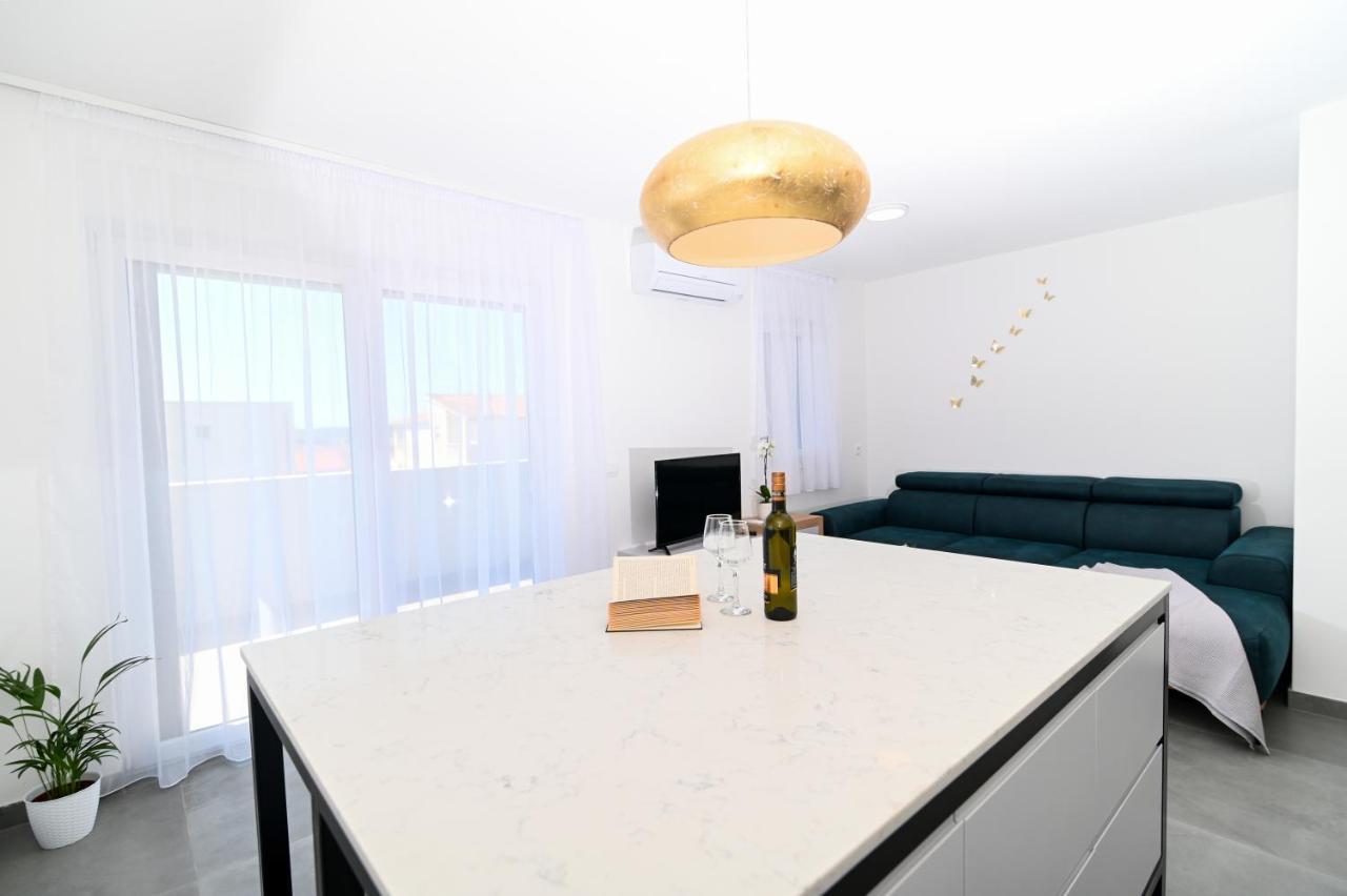 Apartment Laura, Free Parking, Balcony, 4 Ppl Trogir Bagian luar foto